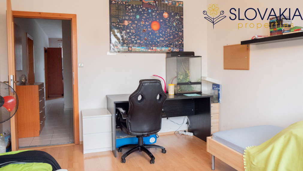 PREDANÉ Na predaj veľký 2 izbový byt, staré mesto