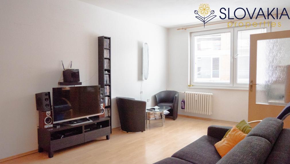 PREDANÉ Na predaj veľký 2 izbový byt, staré mesto