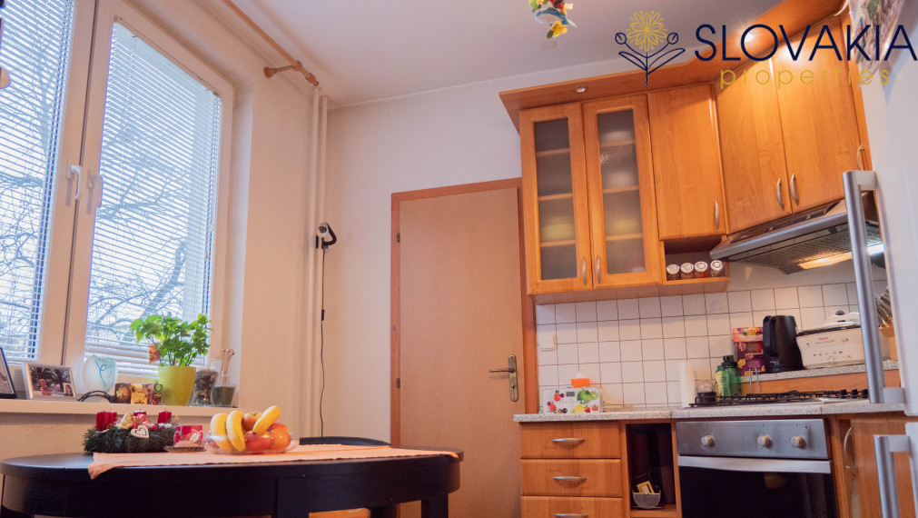 PREDANÉ Na predaj veľký 2 izbový byt, staré mesto