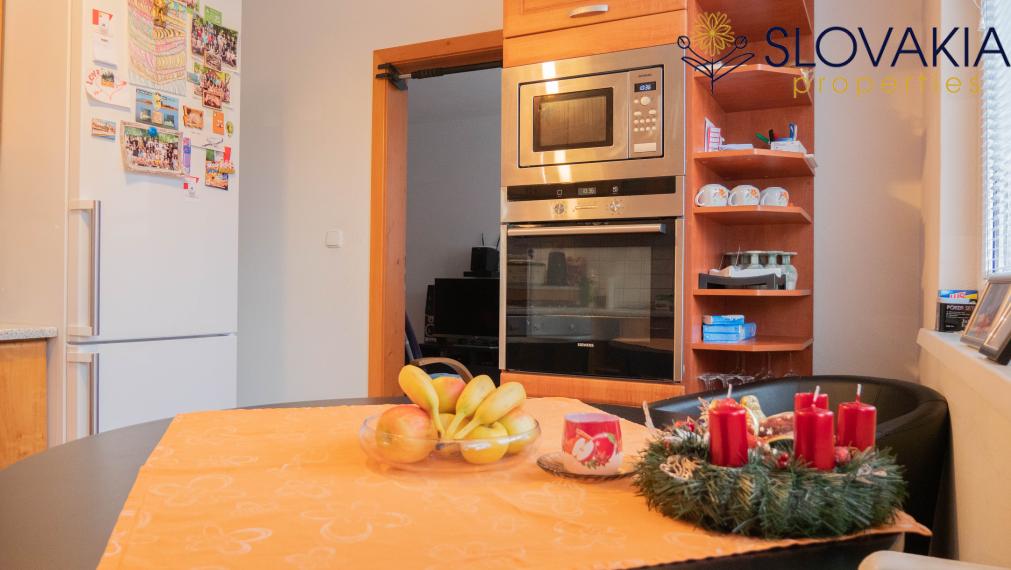 PREDANÉ Na predaj veľký 2 izbový byt, staré mesto