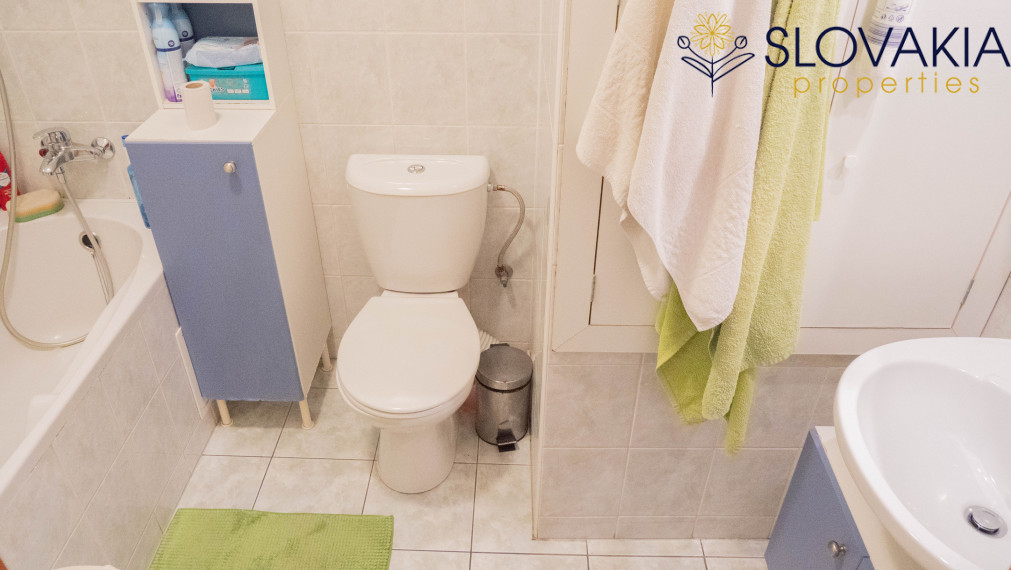 PREDANÉ Na predaj veľký 2 izbový byt, staré mesto