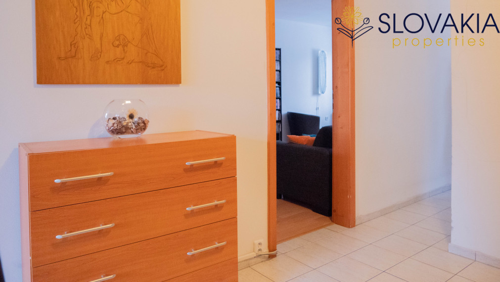 PREDANÉ Na predaj veľký 2 izbový byt, staré mesto