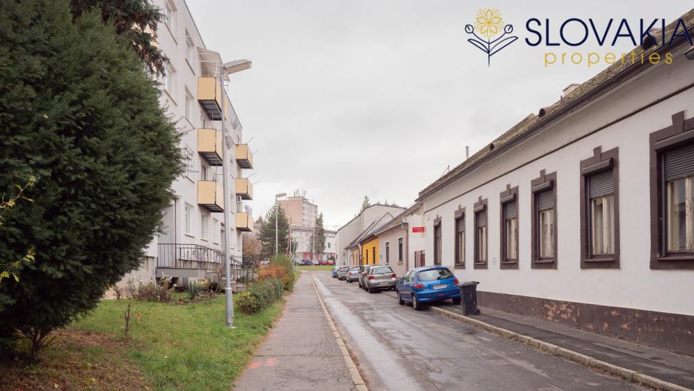PREDANÉ Na predaj veľký 2 izbový byt, staré mesto