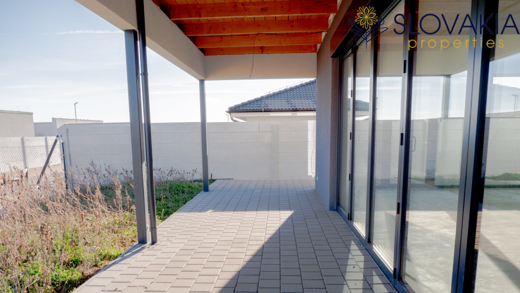 Novostavba dvojpodlažného domu - kaviareň aj bývanie