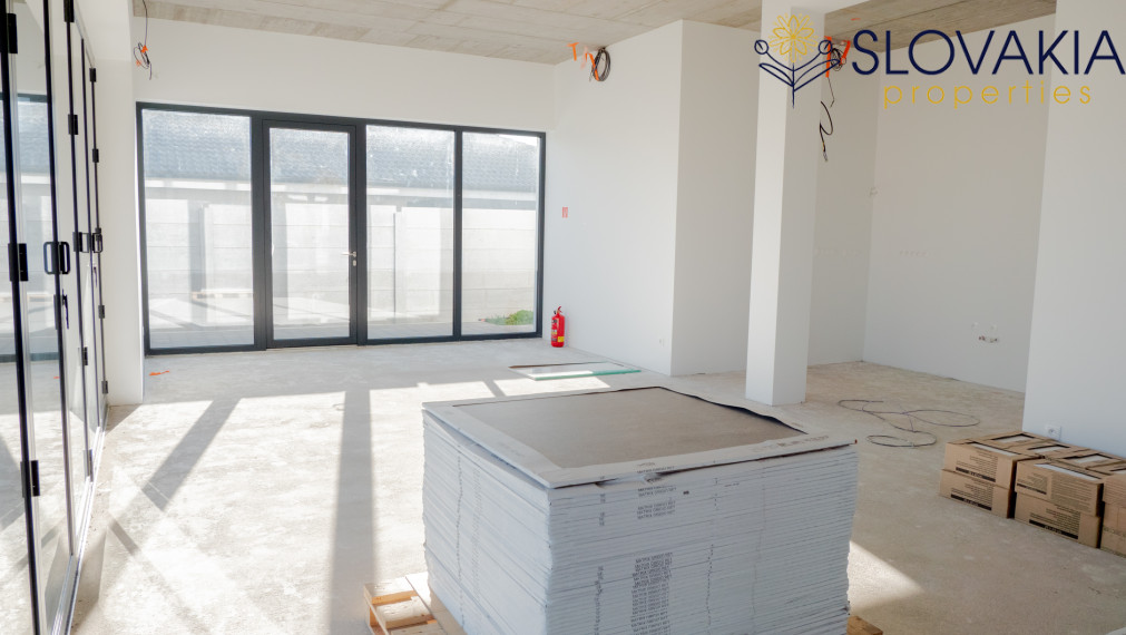 Novostavba dvojpodlažného domu - kaviareň aj bývanie