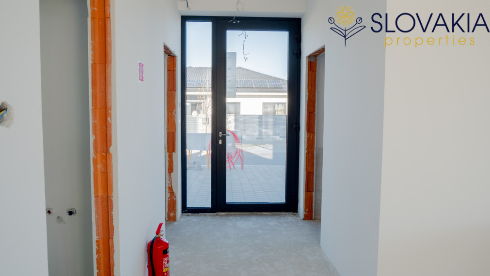 Novostavba dvojpodlažného domu - kaviareň aj bývanie