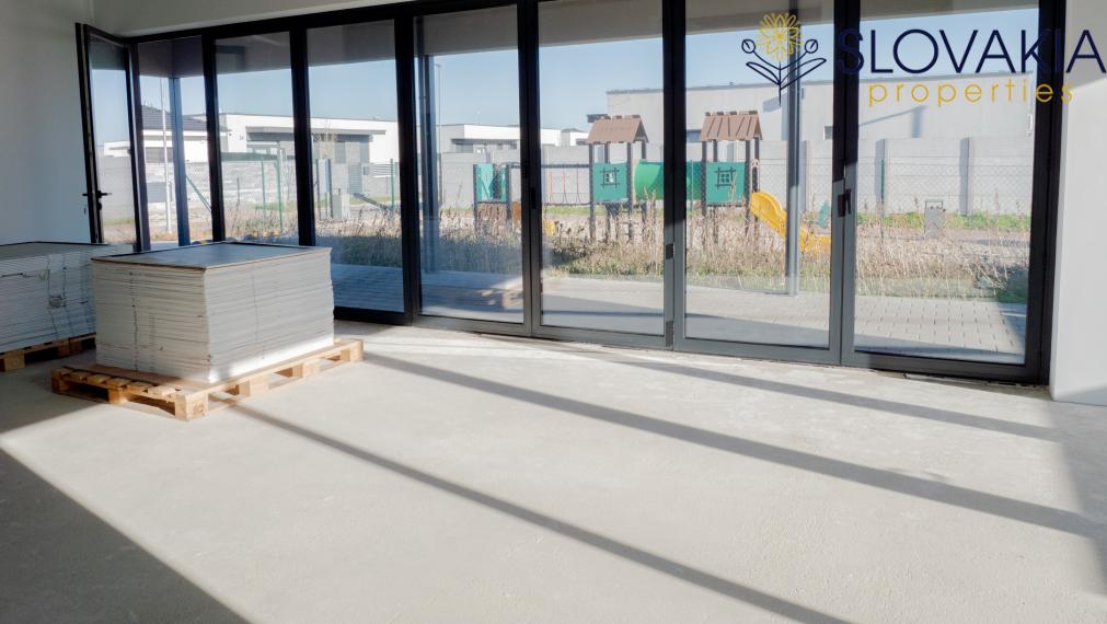 Novostavba dvojpodlažného domu - kaviareň aj bývanie