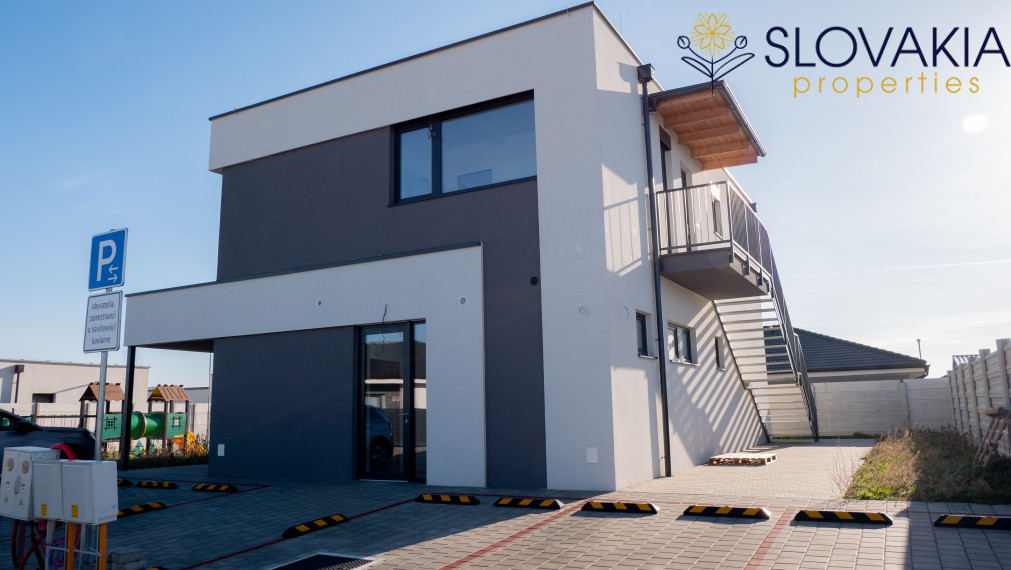 Novostavba dvojpodlažného domu - kaviareň aj bývanie