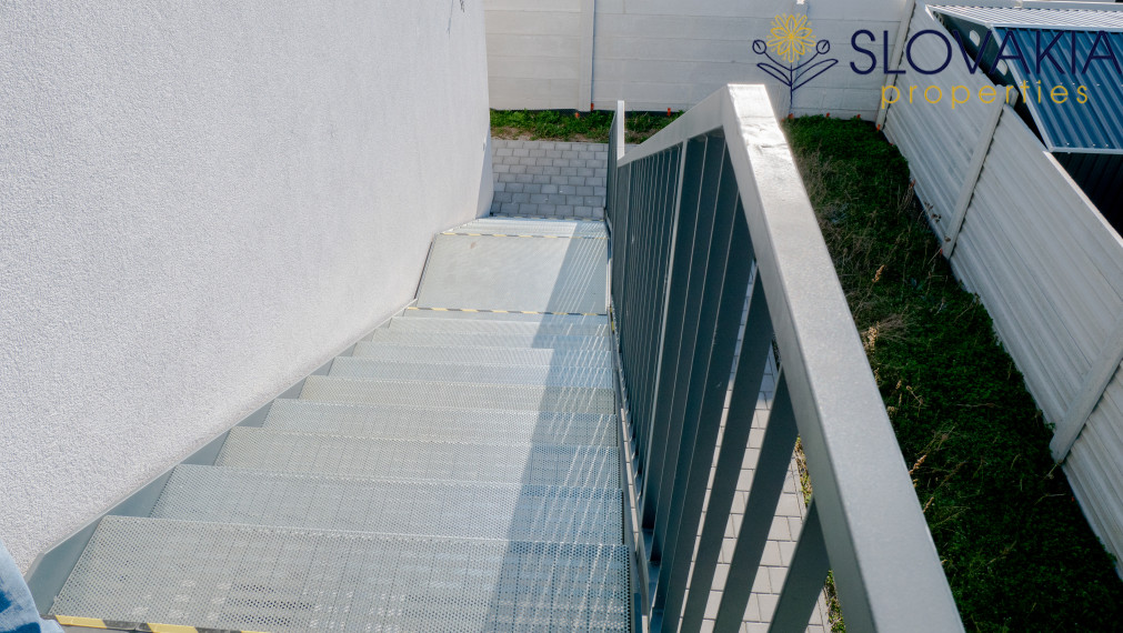 Novostavba dvojpodlažného domu - kaviareň aj bývanie