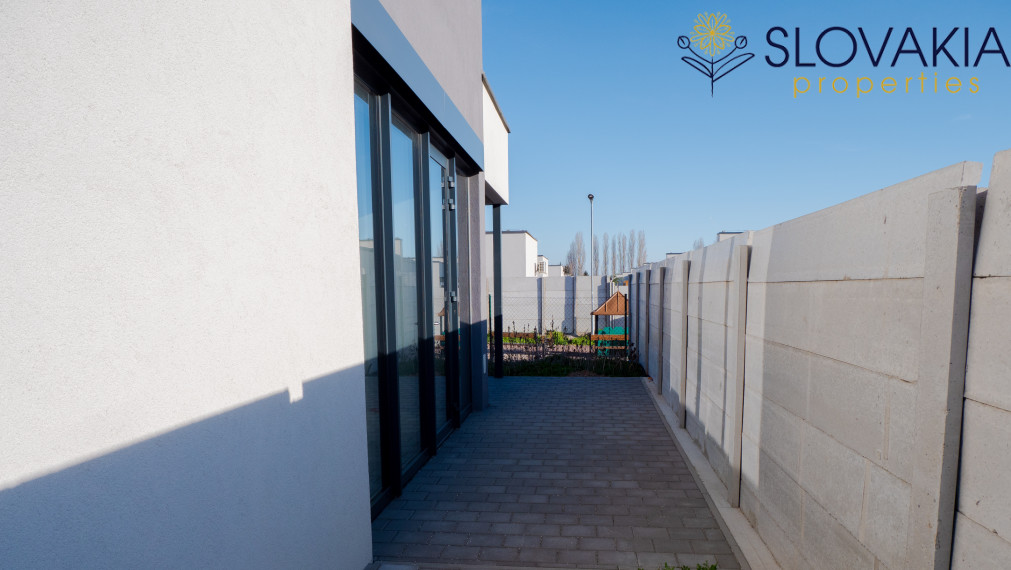 Novostavba dvojpodlažného domu - kaviareň aj bývanie