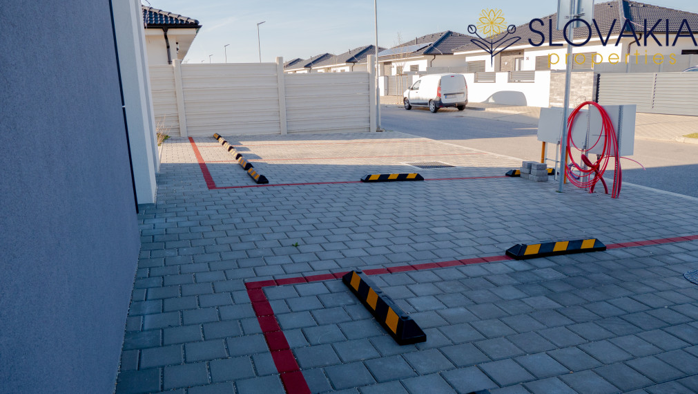 Novostavba dvojpodlažného domu - kaviareň aj bývanie