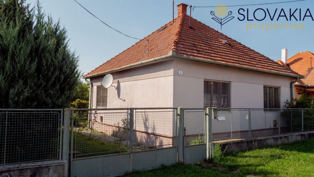 PREDANÉ Na predaj pozemok 14 á s rodinným domom