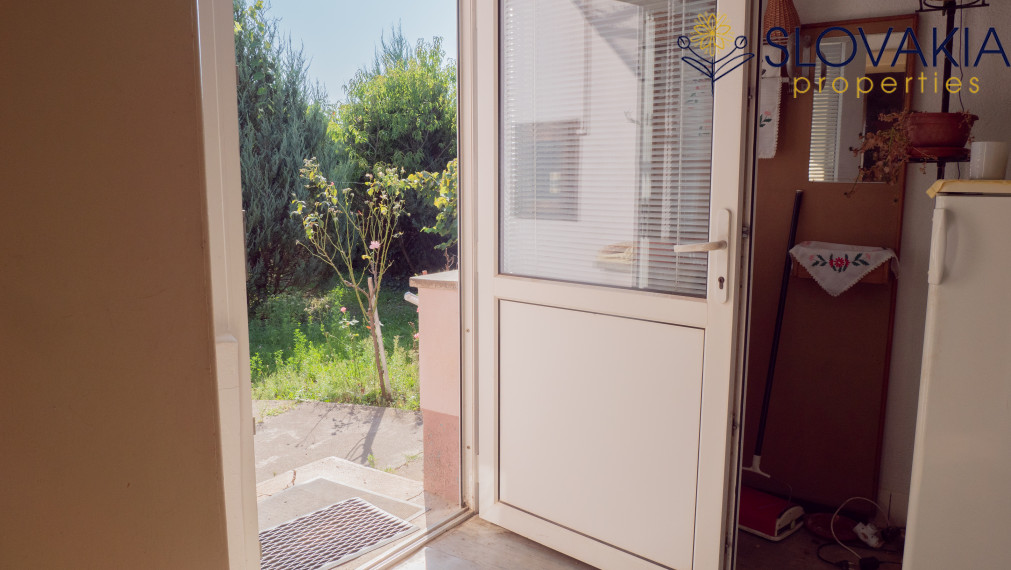 PREDANÉ Na predaj pozemok 14 á s rodinným domom