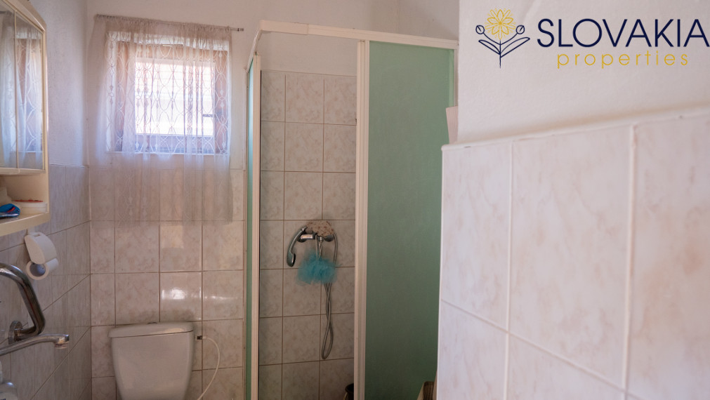 PREDANÉ Na predaj pozemok 14 á s rodinným domom