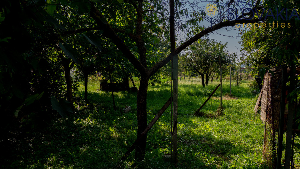 PREDANÉ Na predaj pozemok 14 á s rodinným domom