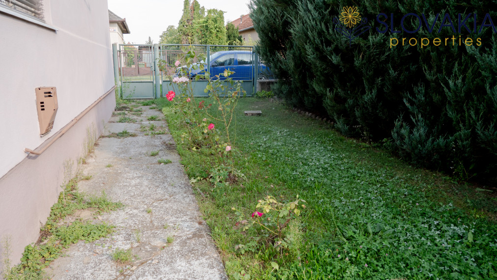 PREDANÉ Na predaj pozemok 14 á s rodinným domom