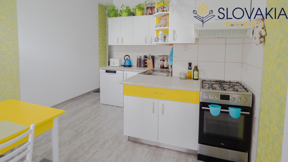 Na predaj 3 izbový prerobený byt s loggiou, zelená lokalita