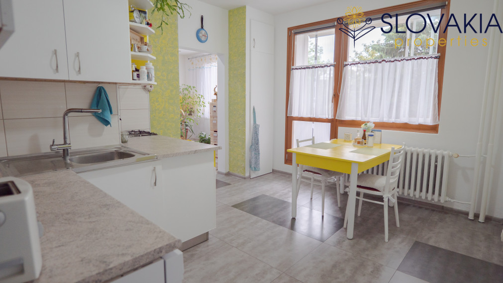 Na predaj 3 izbový prerobený byt s loggiou, zelená lokalita