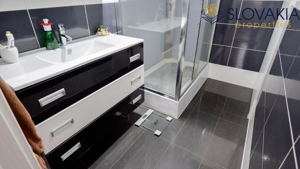 Na predaj 3 izbový prerobený byt s loggiou, zelená lokalita