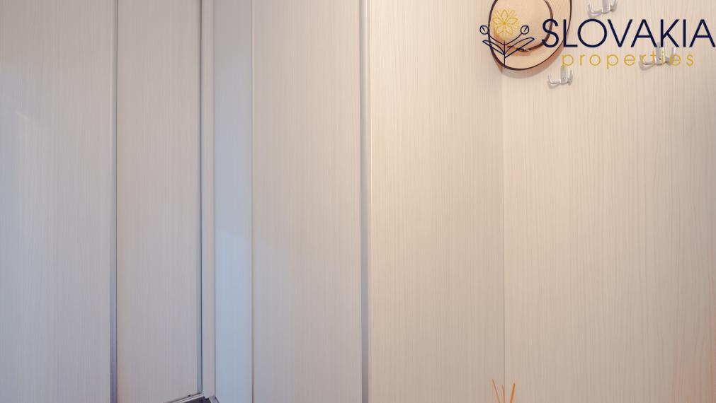 Na predaj 3 izbový prerobený byt s loggiou, zelená lokalita