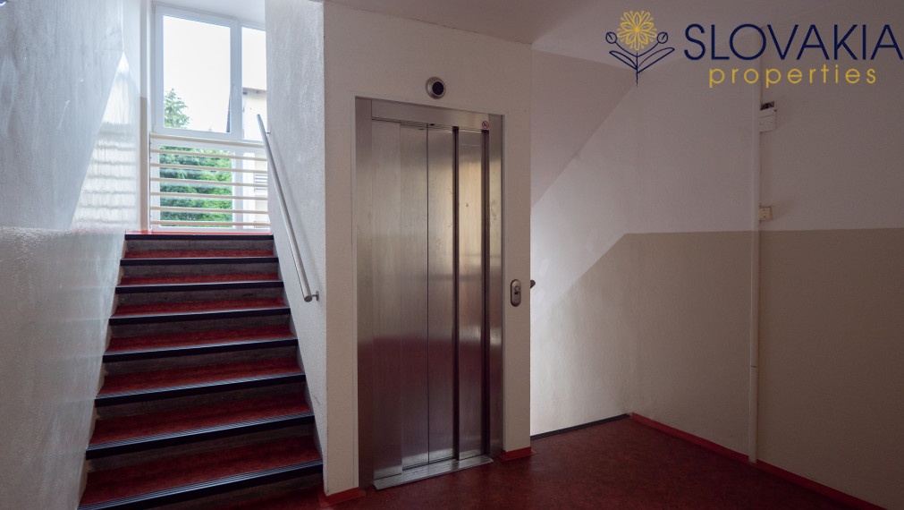 2 izbový byt s balkónom na predaj, centrum Banská Bystrica