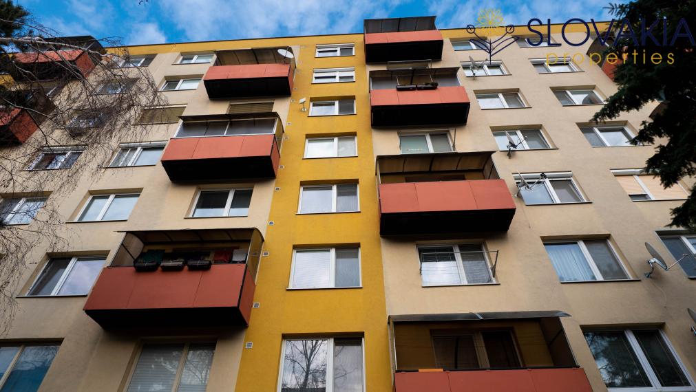 PREDANÉNa predaj veľký 2 izbový byt s balkónom