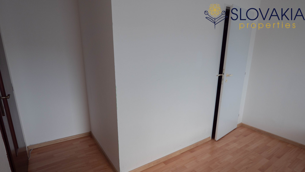 PREDANÉNa predaj veľký 2 izbový byt s balkónom