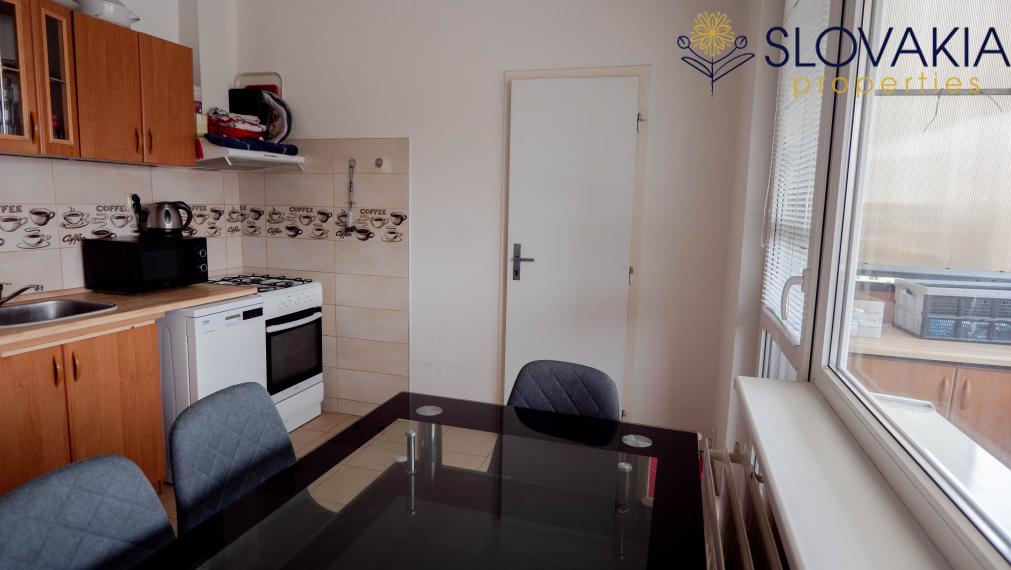 PREDANÉNa predaj veľký 2 izbový byt s balkónom