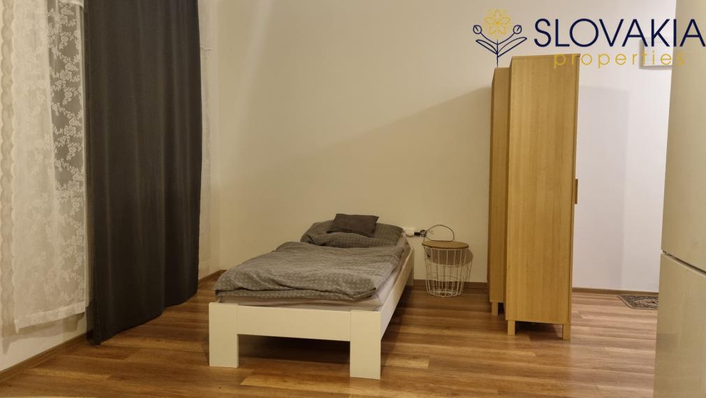 Na prenájom garsonka, Vráble