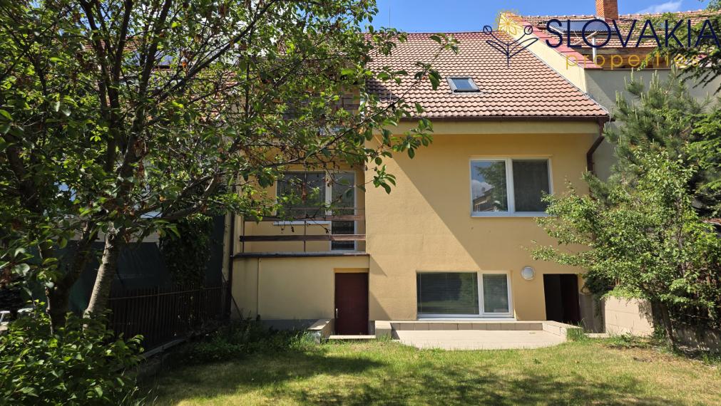 Na predaj rodinný radový dom Zobor so záhradou