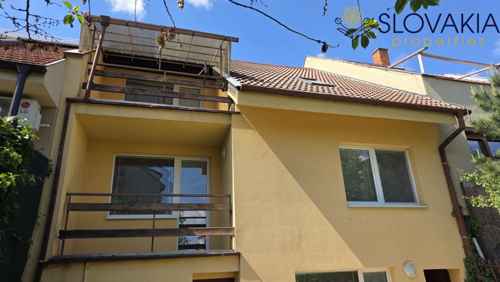 Na predaj rodinný radový dom Zobor so záhradou