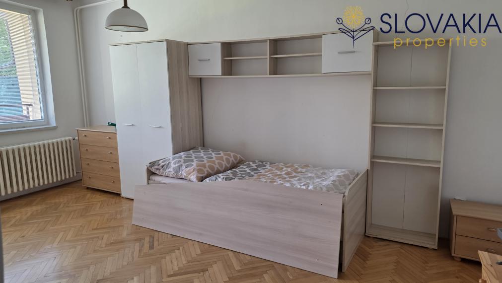 Na predaj rodinný radový dom Zobor so záhradou