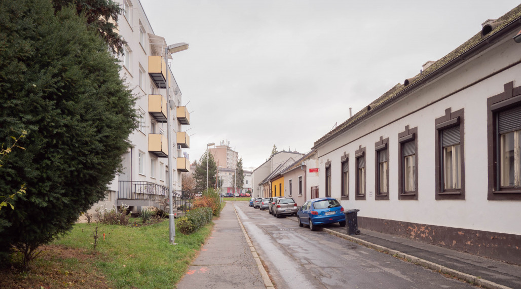 PREDANÉ Na predaj veľký 2 izbový byt, staré mesto