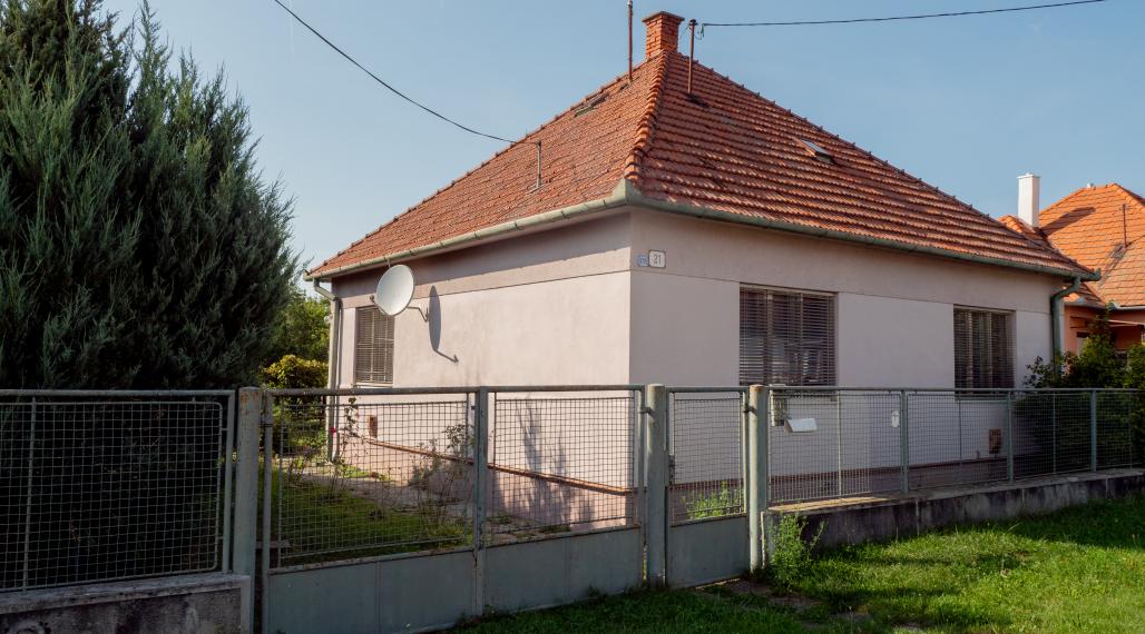 PREDANÉ Na predaj pozemok 14 á s rodinným domom