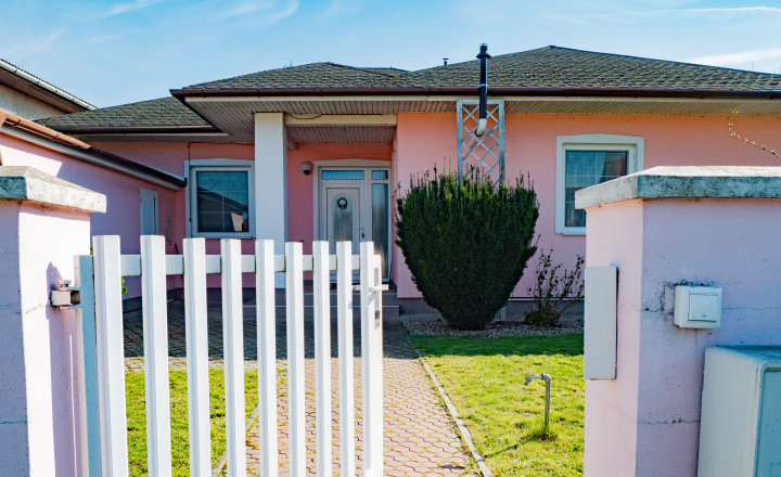 PREDANÉ Na predaj bungalov s garážou Šurany - fotografia 1