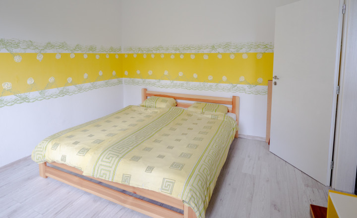 Na predaj 3 izbový prerobený byt s loggiou, zelená lokalita - fotografia 6