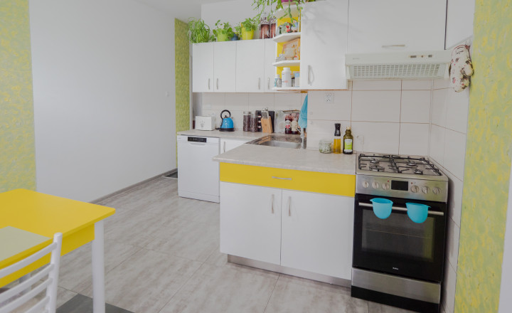 Na predaj 3 izbový prerobený byt s loggiou, zelená lokalita - fotografia 3