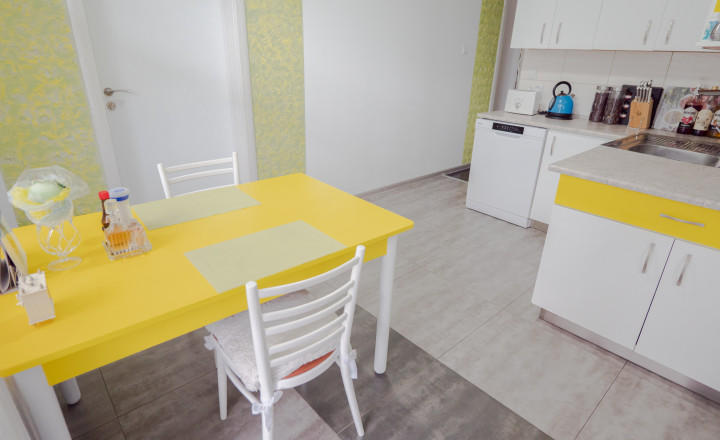 Na predaj 3 izbový prerobený byt s loggiou, zelená lokalita - fotografia 4