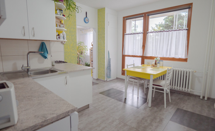 Na predaj 3 izbový prerobený byt s loggiou, zelená lokalita - fotografia 7