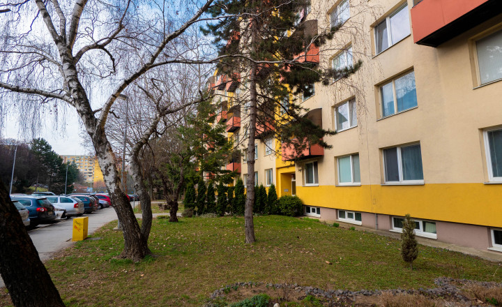 PREDANÉNa predaj veľký 2 izbový byt s balkónom