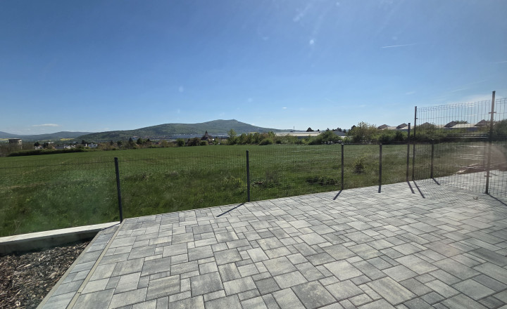 3 izb. dom na golfovom ihrisku, kuchyňa v hodnote 5.000 Eur! - fotografia 1