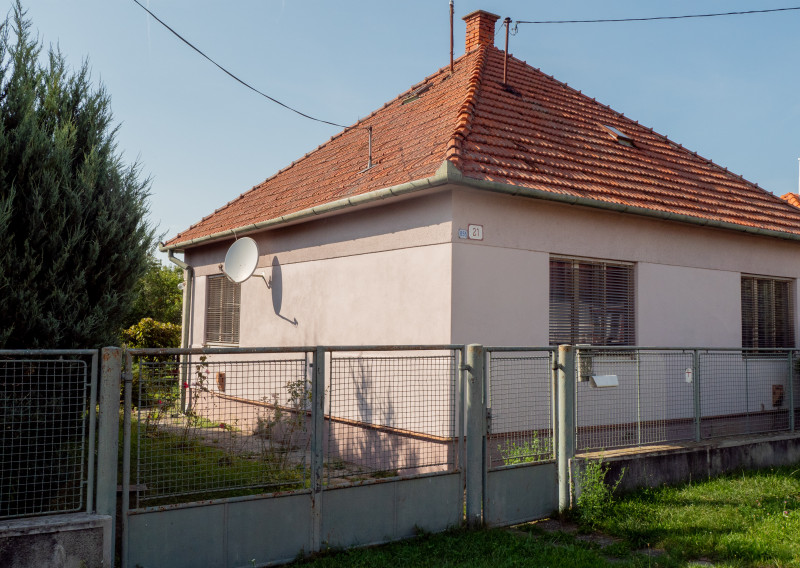 PREDANÉ Na predaj pozemok 14 á s rodinným domom